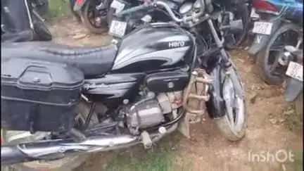 नवादा: खराट मोड़ स्थित पकड़िया के समीप से पुलिस ने 9 अवैध बालू लोड ट्रैक्टर, 2 मोटरसाइकिल और 2 अभियुक्तों को किया गिरफ्तार