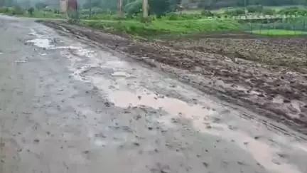 कवर्धा: करोड़ों रुपए की लागत से बन रहे चिल्फी-रेंगाखार रोड पर कीचड़ से ग्रामीणों को हो रही भारी परेशानी, वीडियो हुआ वायरल