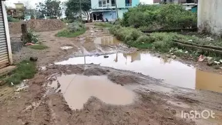 पाटन: साहू कॉलोनी में गंदगी और कीचड़ में रहने को मजबूर हुए स्थानीय लोग, छात्र-छात्राओं को हो रही परेशानी  #jansamasya