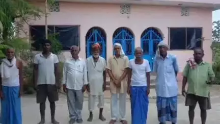 तमकुही राज: कपरधिका में 5 दिन से रामजानकी मंदिर के गेट पर लटक रहा ताला, श्रद्धालु बाहर कर रहे पूजा, लोगों में आक्रोश