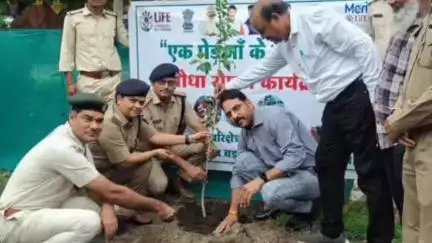बड़वाह: एक पेड़ मां के नाम अभियान 2 के तहत बड़वाह पुलिस थाने में अधिकारियों ने किया पौधारोपण