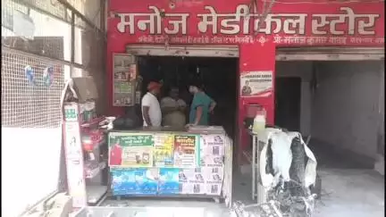 जसवंतनगर: नगर क्षेत्र में हाइवे सर्विस मार्ग किनारे स्थित मनोज मेडिकल स्टोर में लगी अचानक आग, दवाइयां व अन्य सामान जलकर हुआ राख