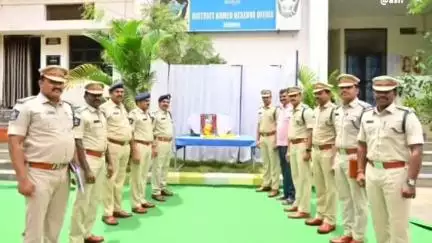 కర్నూలు: మన్యం వీరుడు అల్లూరి సీతారామరాజు చిత్ర పటానికి ఘన నివాళులు : అడిషనల్ ఎస్పీ అడ్మిన్ హుస్సేన్ పీరా తెలిపారు.