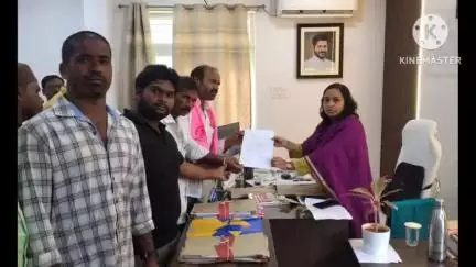 బాన్సువాడ: పింఛన్ ఇచ్చే గడువును పొడిగించాలని బాన్స్ వాడ సబ్ కలెక్టర్ కు  వినతిపత్రం అందజేసిన టిఆర్ఎస్ నాయకులు