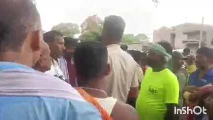 जमालपुर: भागलपुर: अज्ञात वाहन ने राज मिस्त्री को टक्कर मारी, अस्पताल ले जाते समय हुई मौत, परिजनों और ग्रामीणों ने किया NH जाम