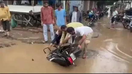 ગઢેચી વડલા નજીક બિસ્માર રોડમાં બાઈક ઘુસી જતા કોંગ્રેસ પ્રમુખ સહિતના દ્વારા યોગ્ય કાર્યવાહી કરવા રજુઆત કરાઈ #jansamasya