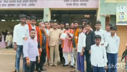 कुही: एसटीच्या फेऱ्या वाढविण्यासाठी शिवसेना ठाकरे गटाच्या वतीने कूही येथे आगार प्रमुख यांना निवेदन