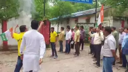सागर: वेस्ट सेन्ट्रल रेल्वे मज़दूर संघ ने सहायक मंडल अभियंता एवं एसएसई सागर का पुतला फूंका