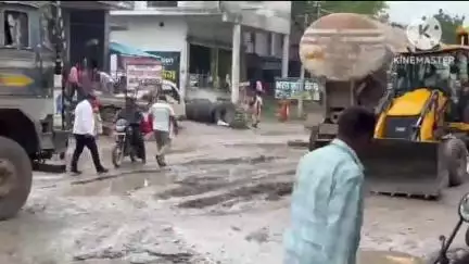 बलौदाबाज़ार: गिधौरी में खराब सड़क के कारण गाड़ियां फसी, कई किलोमीटर तक लगा लंबा जाम
