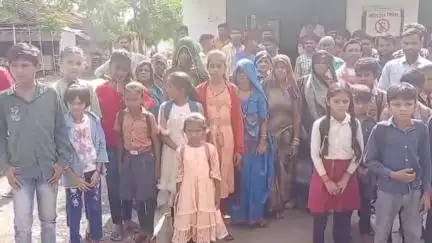 हटा: कीचड़ भरे रास्ते से परेशान मड़ियादो गांव के स्कूली बच्चे और ग्रामीण पँहुचे हटा अधिकारियों को बताई समस्या #jansamasya