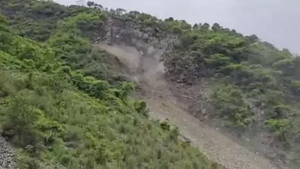 मंडी: मंडी में पत्थर का कहर, मंडी-कुल्लू हाईवे डयोड में बंद, पहाड़ी से लुढ़के पत्थर के कारण दोनों तरफ लंबा जाम