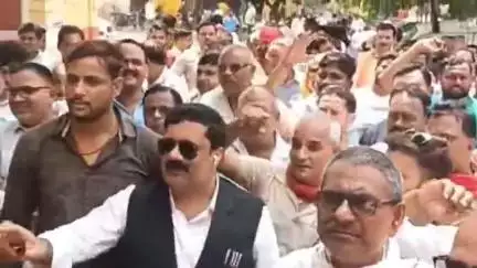 जौनपुर: कलेक्ट्रेट परिसर में कोटेदारों ने किया प्रदर्शन
