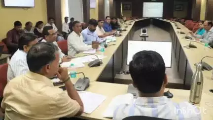 गुलाबगंज: जिले में आयुष्मान योजना के तहत शत प्रतिशत कार्ड बनाने के लिए कलेक्टर ने अधिकारियों को दिए निर्देश