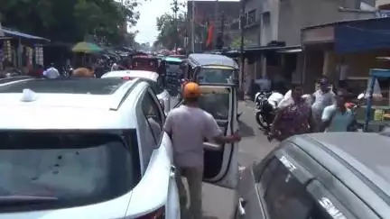 झरिया/जोरापोखर/सिंदरी: झरिया में ट्रैफिक जाम से लोग हैं परेशान झरिया पुलिस के द्वारा वन वे लागू करने के बावजूद भी नहीं हो रहा पालन #jansamsya