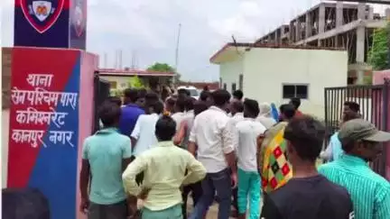घाटमपुर: सेन पश्चिम पारा में युवक की हत्या, सर और चेहरे पर वार कर की गई, परिजनों ने पुलिस पर लगाए गंभीर आरोप, थाने का किया घेराव