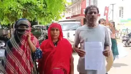 कानपुर: दबंग की धमकी से परेशान महिला ने जिलाधिकारी से न्याय की गुहार लगाई, आरोप- दबंग मकान में कब्जा करने का कर रहे हैं प्रयास
