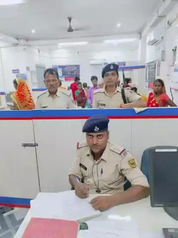 #कटिहार_पुलिस द्वारा बैंकिंग प्रतिष्ठानों /ATM में सुरक्षा-व्यवस्था सुनिश्चित करनें हेतू बैंकों की सुरक्षा जांच की जा रही है I

👉बैंक परिसर के अंदर एवं बाहर संदिग्ध पर निगरानी रखी जा रही है I