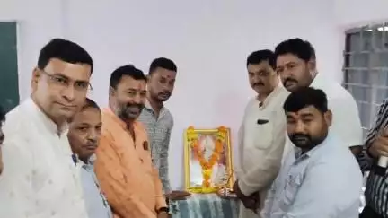 हाटपिपल्या: हाटपिपल्या के मेधावी छात्र-छात्राओं को लैपटॉप के लिए मिली राशि, पीएमश्री कन्या विद्यालय में हुआ कार्यक्रम