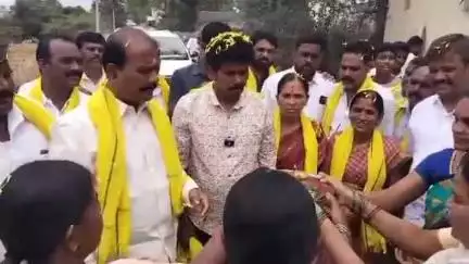 మడకశిర పట్టణంలో నిలబడలేక ఇబ్బంది పడుతున్న బాలుడిని చూసి చలించిన ఎమ్మెల్యే ఎమ్మెస్ రాజు.