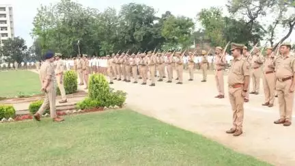 रामपुर: शुक्रवार को पुलिस लाइन में पुलिस अधीक्षक विद्यासागर मिश्र ने परेड की सलामी लेकर किया निरीक्षण