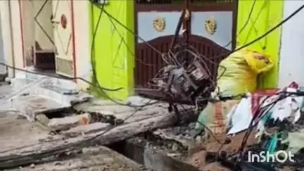 सिवनी मालवा: सिवनी मालवा के रिहायशी इलाके में गिरा बिजली का पोल, लाइनमैन ने मौके पर पहुंचकर सप्लाई बंद की