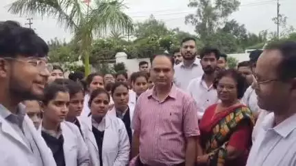 देवास नगर: अमलतास इंस्टिट्यूट ऑफ़ नर्सिंग साइंस कॉलेज के छात्रों ने छात्रवृत्ति के लिए कलेक्टर कार्यालय में ज्ञापन दिया