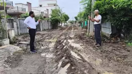 यवतमाळ: शहरातील प्रभाग क्र.२६ मधील रस्त्यांची दयनीय अवस्था ; काँग्रेसचे अनिल देशमुख यांनी घेतला कामांचा आढावा
