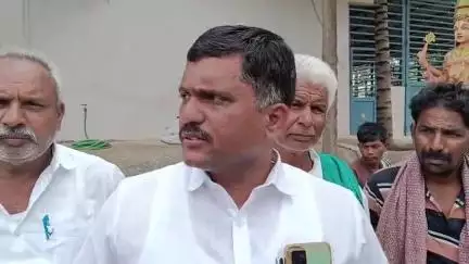 ತುಮಕೂರು: ಗರಗದಕುಪ್ಪೆ ಆಂಜನೇಯ ದೇವಾಲಯ ಗೋಡೆ ಕೆಡವಿರುವುದನ್ನ ತಹಶೀಲ್ದಾರ್ ರಾಜೇಶ್ವರಿ  ಅವರಿಂದ ಪರಿಶೀಲನೆ : ಗ್ರಾಮದಲ್ಲಿ ವಕೀಲ ನಾಗರಾಜ್