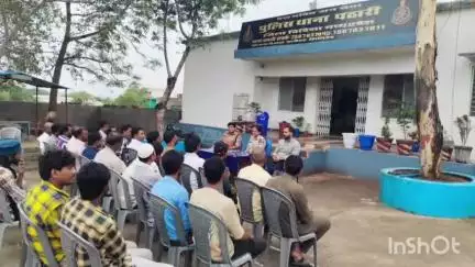 पठारी: पठारी थाना परिसर में आगामी त्योहारों को लेकर शांति समिति की बैठक आयोजित