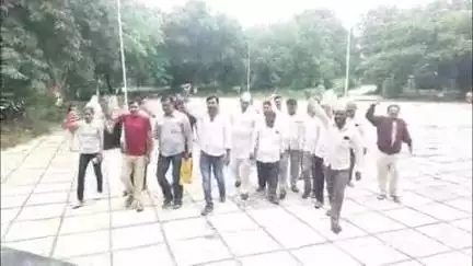येवला: नांदगाव तहसील कार्यालय येथे राष्ट्रवादी शरद पवार पक्षाच्या वतीने कांदा खरेदी बाबत आंदोलन