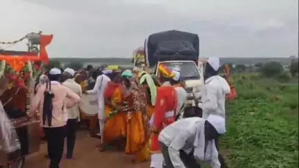 सेनगाव: बोरखेडी पिनगाळे येथून पोहरादेवीच्या दिशेने संत सेवालाल महाराजांचा पालखी सोहळा भक्ती भावात रवाना