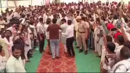 हिण्डौन: बाढ़ करसौली में पूर्व मुख्यमंत्री अशोक गहलोत ने महात्मा ज्योतिबा फुले और सावित्रीबाई फुले की मूर्ति का अनावरण किया