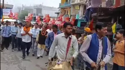 टिहरी: सैकड़ों समर्थकों के साथ ताजवीर सिंह खाती ने जिला पंचायत सदस्य के लिए नामांकन पत्र दाखिल किया