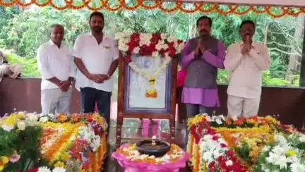 విశాఖపట్నం: అల్లూరి సీతారామరాజు 128వ జయంతి సందర్భంగా ఆయన సమాధి వద్ద నివాళులర్పించిన తెలుగు శక్తి అధ్యక్షుడుB V రామ్