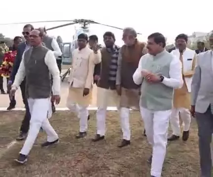 केंद्रीय कृषि मंत्री श्री शिवराज सिंह चौहान और विधायक हरिसिंह सप्रे और मुकेश टंडन किसानों से उनकी समस्या सुनी