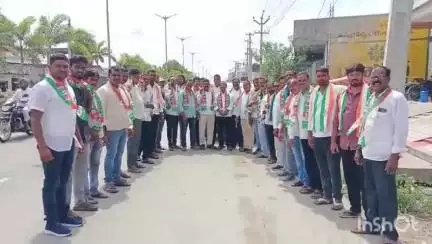 బాల్కొండ: హైదరాబాద్ ఎల్బీ స్టేడియంలో జరుగు ఏఐసీసీ అధ్యక్షుడు మల్లికార్జున్ సమావేశం కు బయల్దేరిన కమ్మర్పల్లి కాంగ్రెస్ నాయకులు