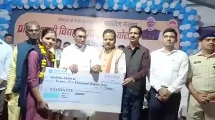 रायसेन: रायसेन वन परिसर में विद्यार्थी प्रोत्साहन योजना के तहत मेधावी छात्रों को लैपटॉप राशि के चेक वितरित