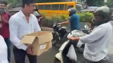ठाणे: ठाण्यात ठाकरे गट आणि मनसेकडून लाडू वाटप करून आनंदोत्सव साजरा