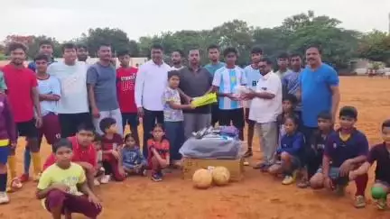ఎమ్మిగనూరు: ఎమ్మిగనూరు : జాతీయస్థాయిలో ఫుట్బాల్ ఆడిన క్రీడాకారుడు ఈశ్వర్ కు అండగా నిలిచిన వ్యాపారవేత పరమేష్...