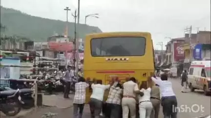 रायसेन: जिला मुख्यालय में सीएम राइज स्कूल की बस को धक्का लगाने का वीडियो हुआ वायरल, व्यवस्थाओं पर उठे सवाल