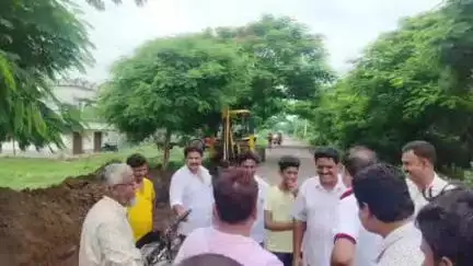 মুরারই ১: মুরারই থেকে সোনারপাড়া পর্যন্ত রাস্তার কাজ খতিয়ে দেখলেন জেলা পরিষদের কর্মাধ্যক্ষ