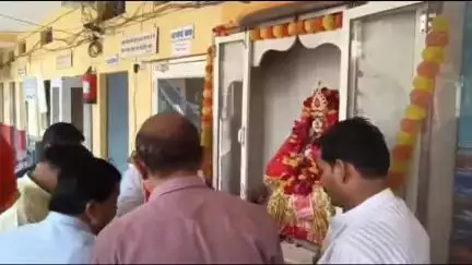 ब्यावरा: ब्यावरा के कन्या उच्चतर माध्यमिक विद्यालय में प्रोत्साहन योजना के तहत प्रतिभाशाली बच्चों के बीच लैपटॉप राशि का हुआ वितरण