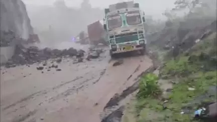 मंडला: पहाड़ से पत्थर गिरने के कारण मंडला-जबलपुर मार्ग हुआ बंद, वाहनों की लगी कतार