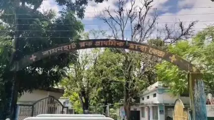 দিনহাটা ২: বামনহাট BPHC তে আউটডোরে নেই সেডের ব্যবস্থা, বৃষ্টিতে ভিজে টিকিট কাটছেন রোগীর আত্মীয়রা #jansamasya