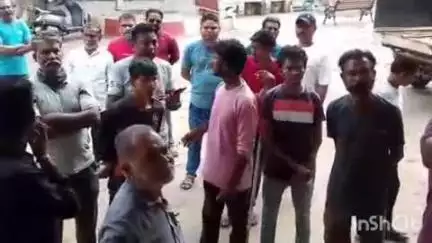 सिरोही: शहर में सड़कों पर विचरण कर रही गायों को पकड़ रहे थे नगर परिषद के कार्मिक, बाइक सवार युवकों ने रोका रास्ता