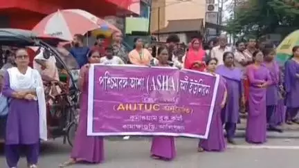 আলিপুরদুয়ার ১: সময় মতো বেতন দেওয়া সহ একাধিক দাবিতে আলিপুরদুয়ার চৌপথীতে পথ অবরোধ ও বিক্ষোভ আশা কর্মীদের
