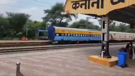 कनीना: कनीना रेलवे स्टेशन पर एक्सप्रेस गाड़ियों के ठहराव और नई पैसेंजर गाड़ी चलाने के लिए लोगों का धरना प्रदर्शन