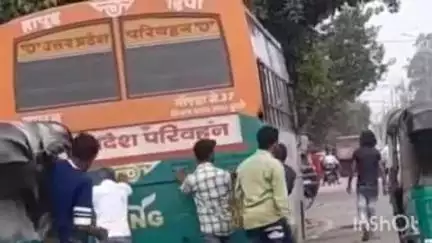 हापुड़: मेरठ तिराहे के पास हापुड़ डिपो रोडवेज बस में धक्का लगाते हुए वीडियो सोशल मीडिया पर हुआ वायरल
