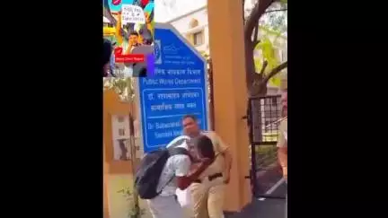 नागपूर शहर: किस मी अँड टेक 1000 रुपीज असे पोस्टर हातात घेऊन फिरणाऱ्या युवकाला पोलिसांनी शिकविला धडा, बघा वायरल व्हिडिओ