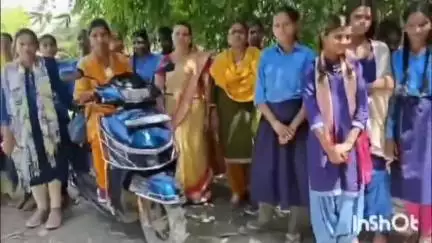 बंजरिया: उत्क्रमित उच्च विद्यालय कुकरजरी जाने वाली सड़क जर्जर होने से नाराज शिक्षक व छात्रों ने शुक्रवार प्रदर्शन किया #jansamasya